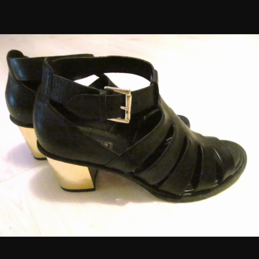 TOPSHOP Black sandal with Gold metallic heel🌟
