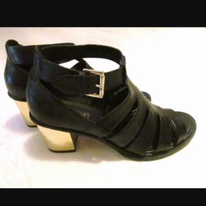 TOPSHOP Black sandal with Gold metallic heel🌟