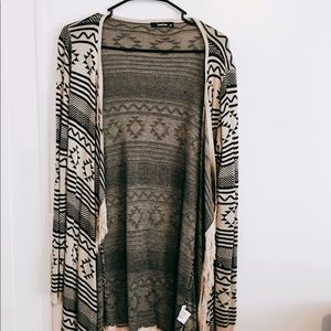 Long sleeve cute tribal cardigan 😊