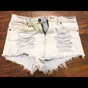 Trendy distressed high-rise denim shorts!☀️🌵