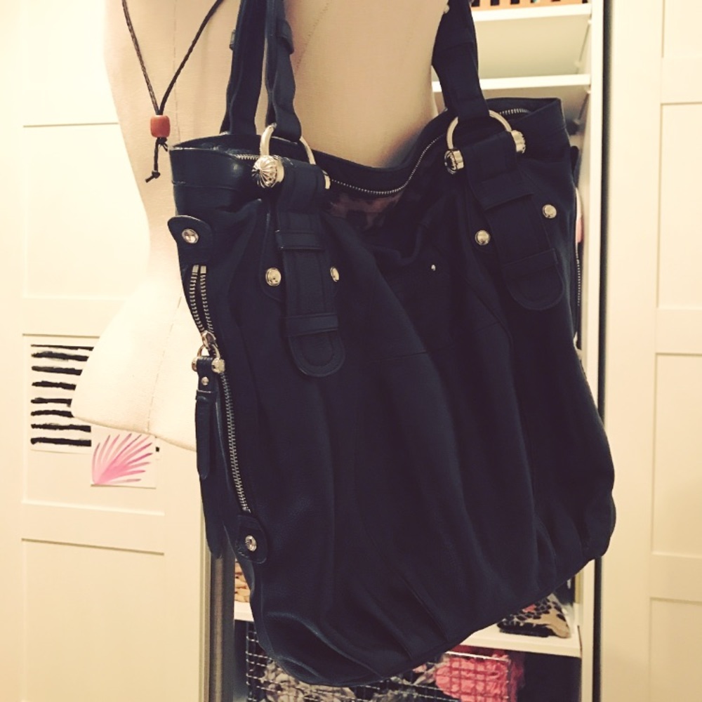 B Makowsky black leather shoulder purse