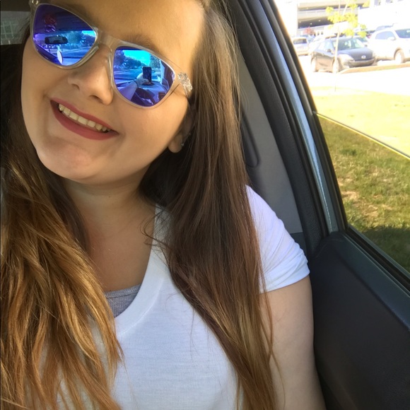 Meet your Posher, Taylor - Picture 2 of 2