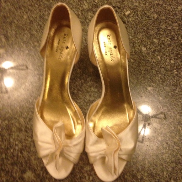 kate spade Shoes - NWOT Kate spade satin heels cream 8.5