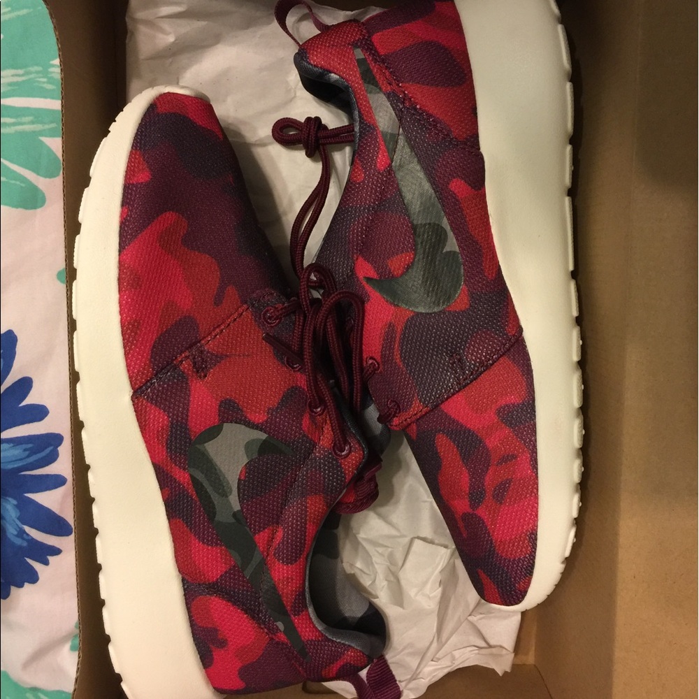 NIKE ROSHE BRAND NEW