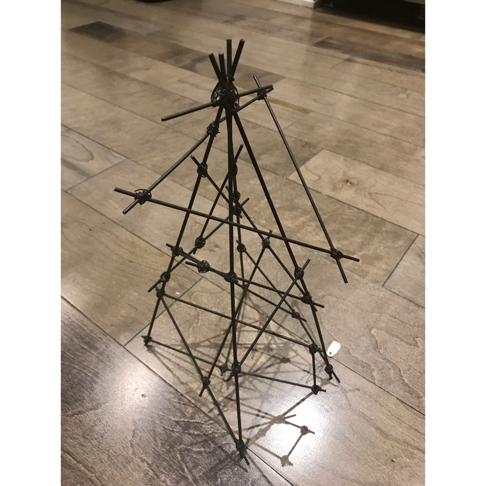 Artistic jewelry stand