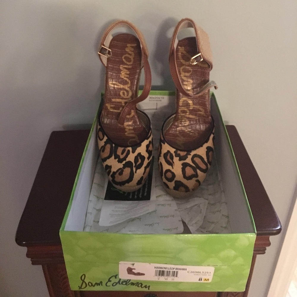 Leopard print wedge shoe