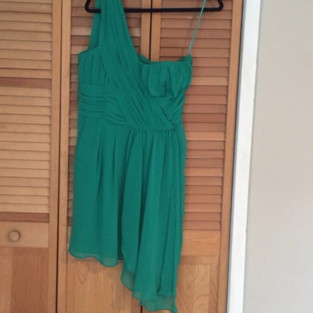 Green one shoulder dress from H&M : wedding guest