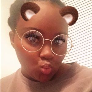 Meet your Posher, Akia