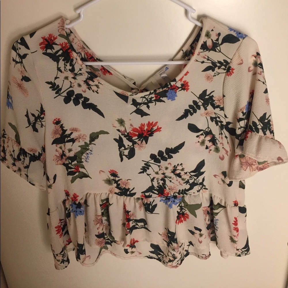 Cropped flowy top. size: small. brand: Mono B