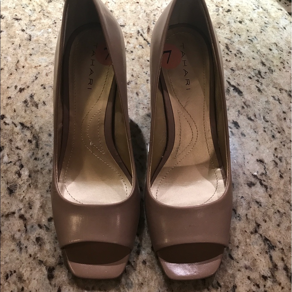 TAHARI nude peep toe shoes - size 7