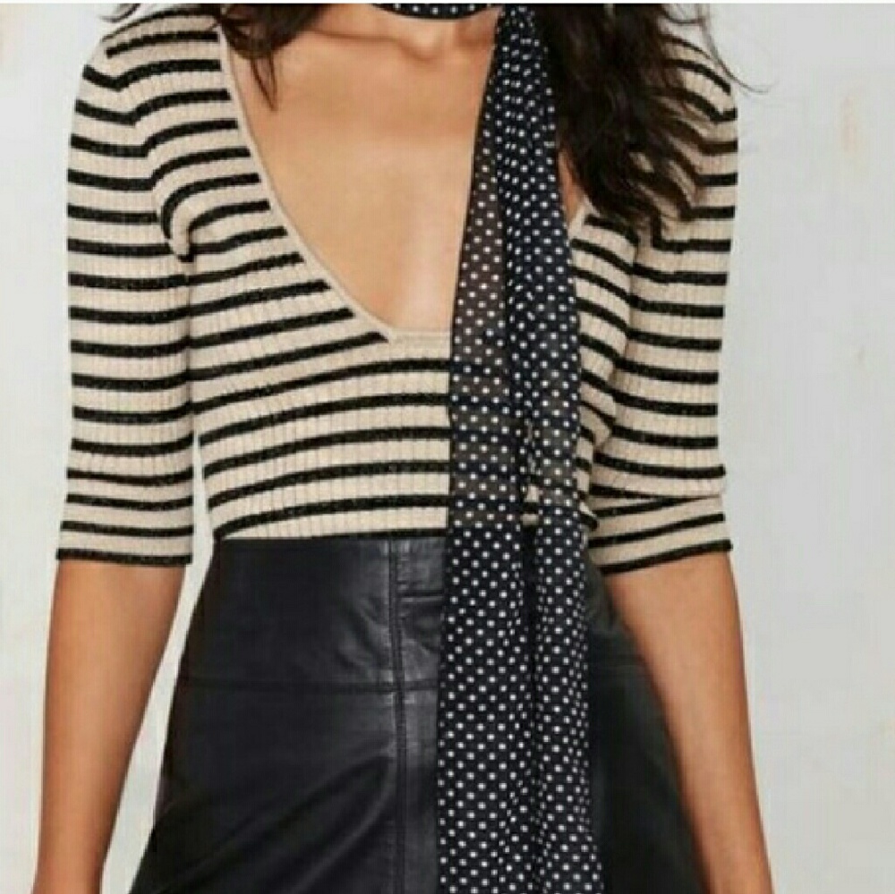 Low cut stripe top