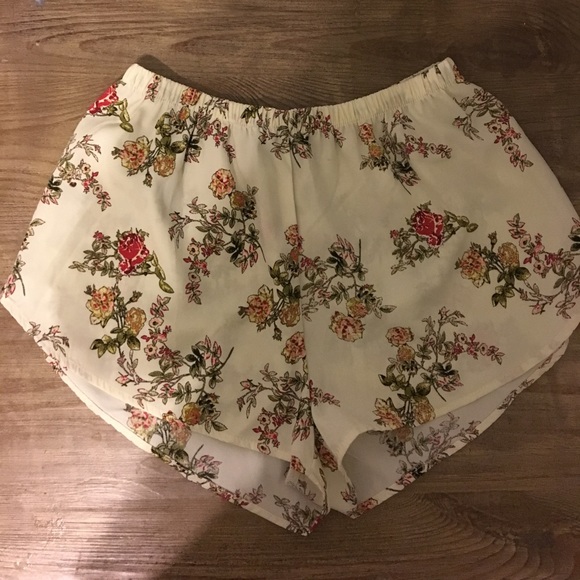 Ambience Apparel floral shorts - Picture 2 of 3