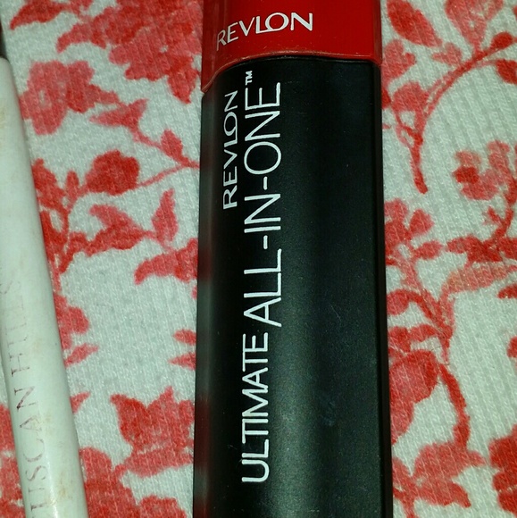 Revlon Makeup Bundle 4 Items for the Price of One! - Picture 3 of 4