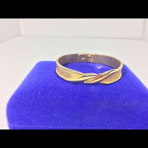 VTG Monet Bangle Gold Clamp Hinge Bracelet - Picture 5 of 7