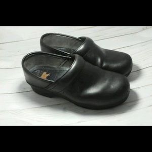 DANSKO PROFESSIONAL XP PRO BLACK LEATHER CLOGS