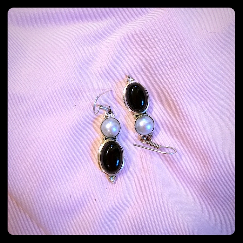 FREE w/ $10 purchase! NWOT Onyx and pearl earrings