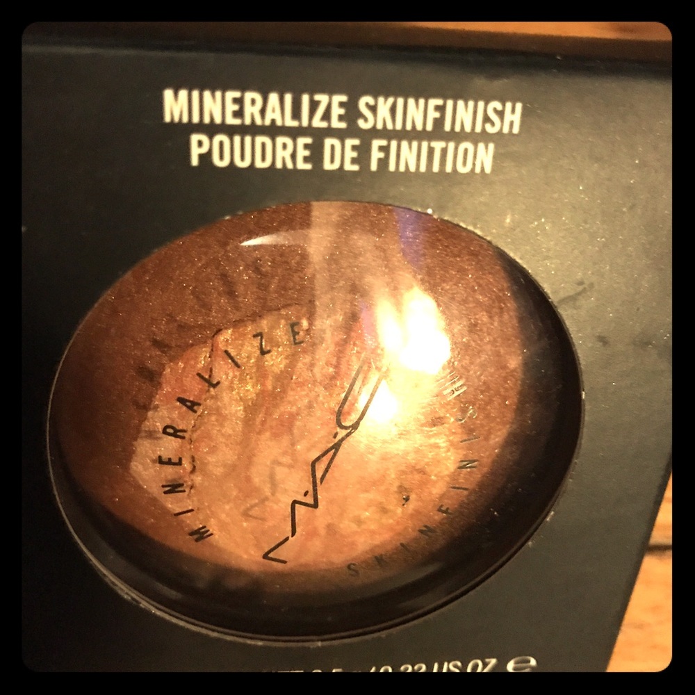 Mac limited edition"Semi Precious mineralized skin