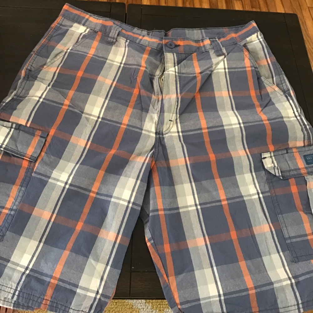 Like new! Mens plaid cargo shorts 38W