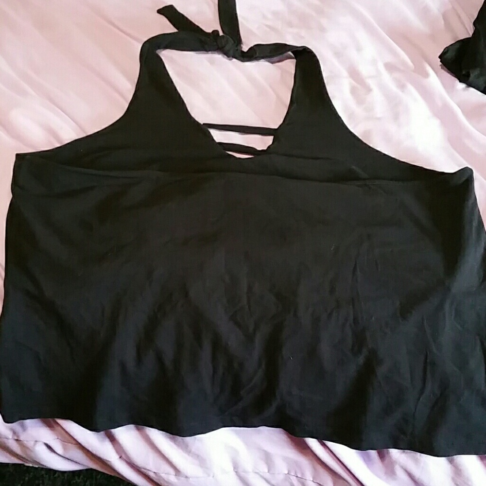 Sz 28 Halter w/ decorative detail (top only)