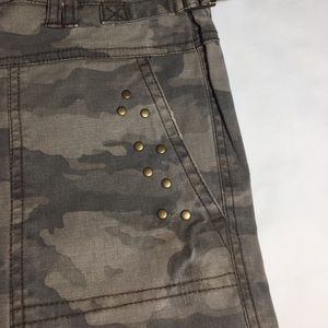 NWT Nori Camo Pants. Size 7