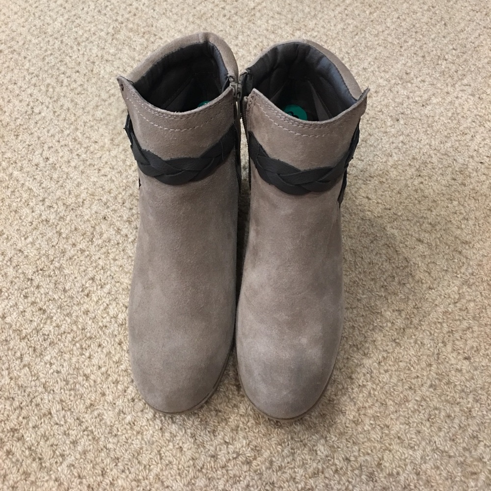 White mountain ankle boots size 8