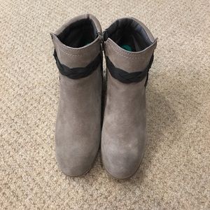 White mountain ankle boots size 8