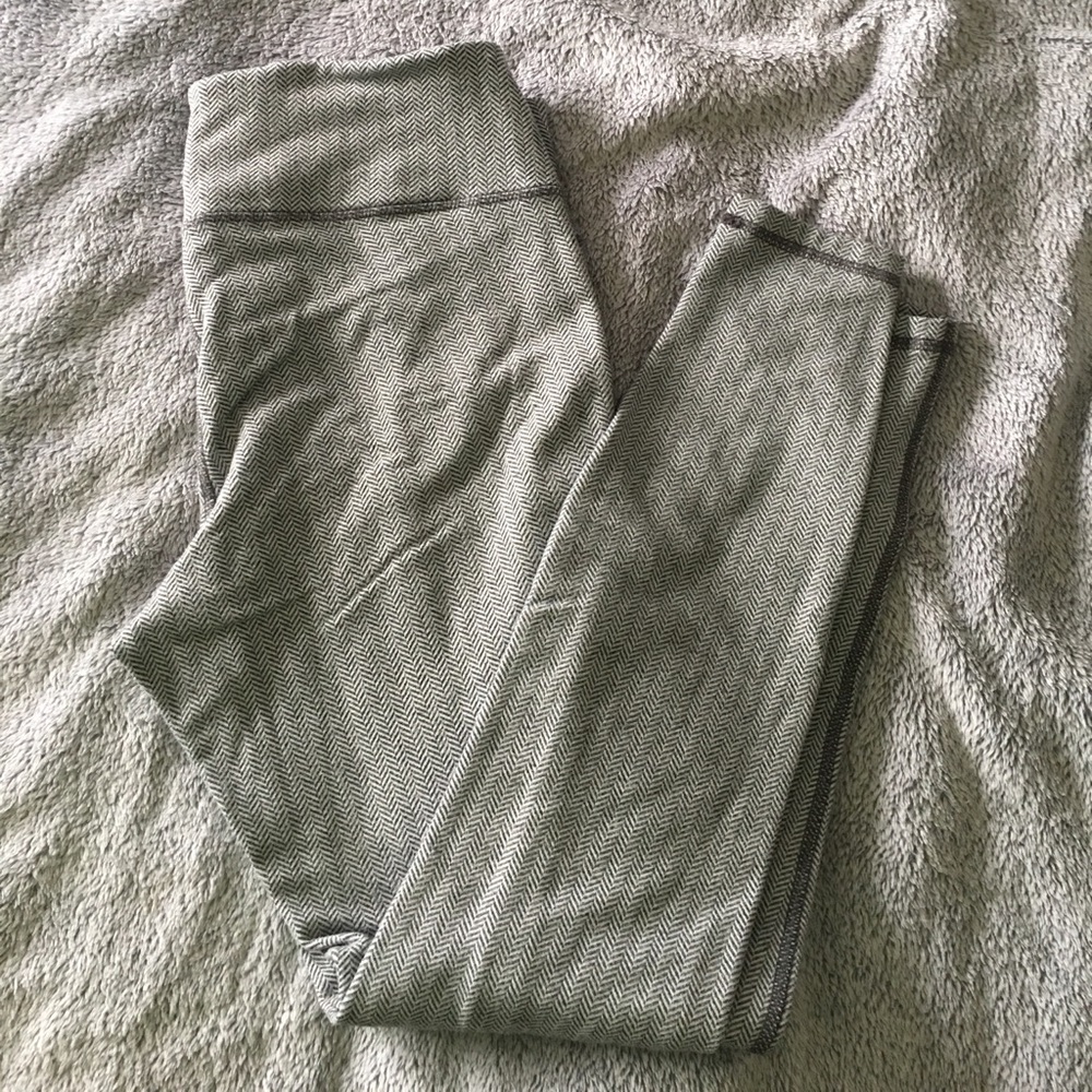 SOLD - Mid-rise Go-Dry Old Navy workout leggings