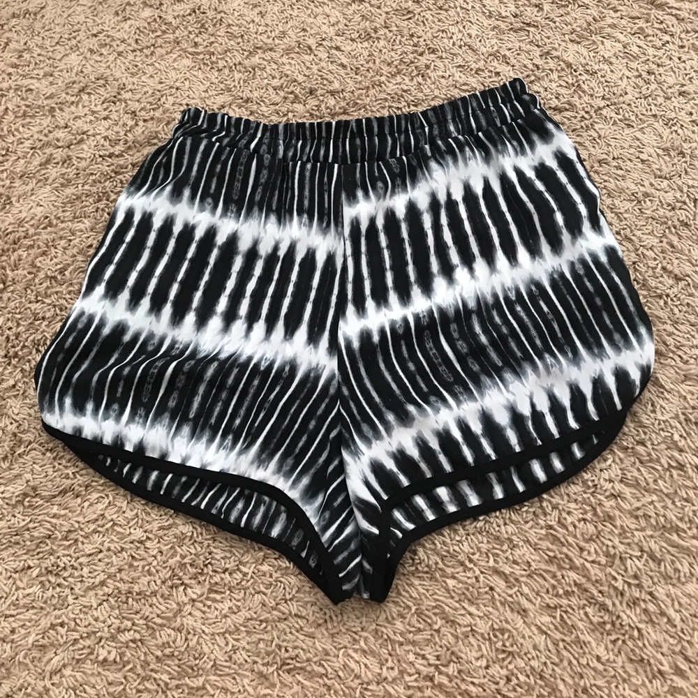 Flowy Mid-Rise Shorts. Size Large
