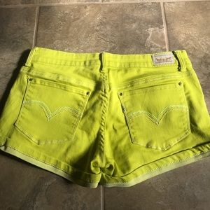 Levi's yellow shorty short!! Levi's yellow shorty short!!