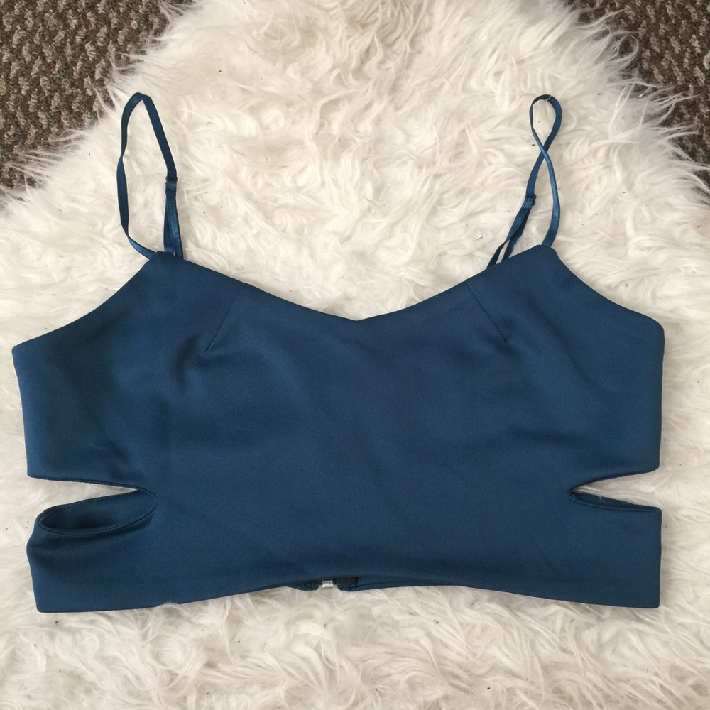 NWOT Cut Out Crop Tank Top Size L fits M