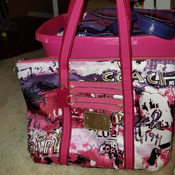 Pink coach poppy graffiti - Picture 1 of 4