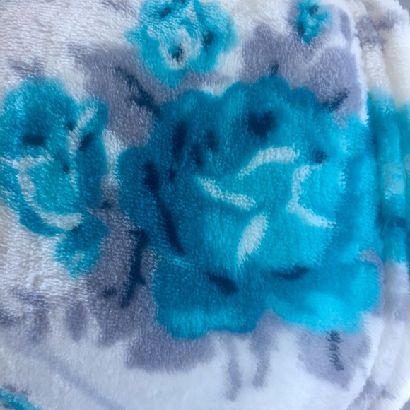 Betsey Johnson Aqua Gray Skull Rose Blanket Queen - Picture 2 of 8