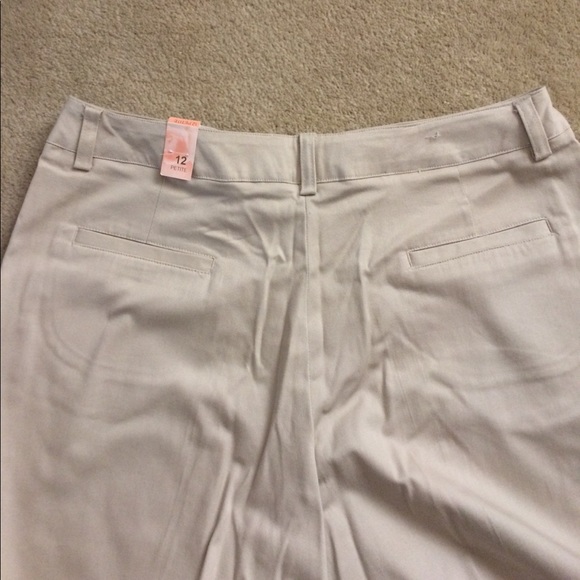 Dress Barn Pants & Jumpsuits Dressbarn Beige Capris Size 2 Petite