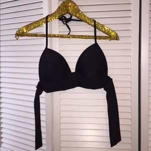 NWT arie bikini top