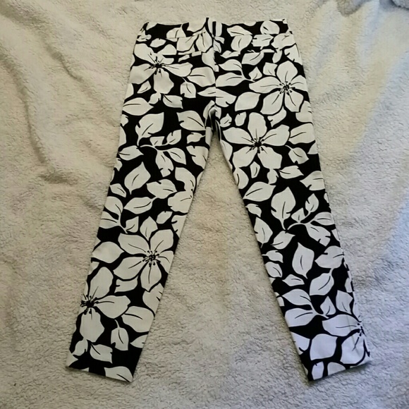 Pants, large contrast flower pattern - Picture 2 of 3