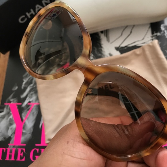 Chanel Pearl Sunglasses - Picture 5 of 8