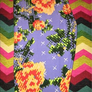 Chunky pixelated roses. LuLaRoe leggings.
