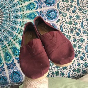 Super cute maroon toms!