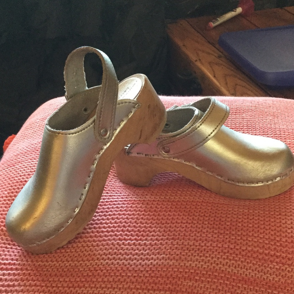 Super cute clogs