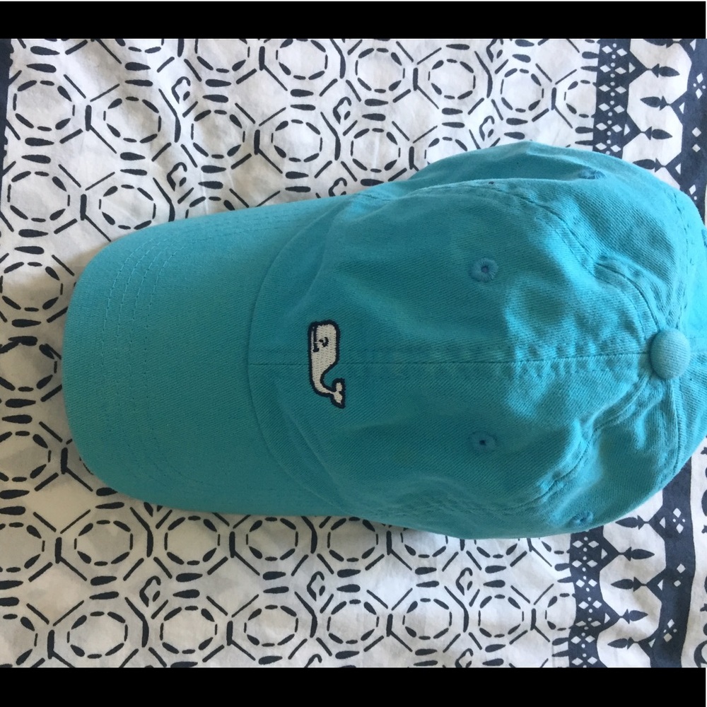Vineyard Vines baseball hat.