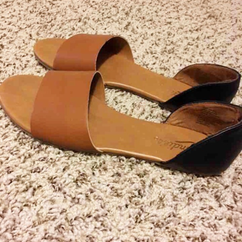 SOLD.      Sandals flats