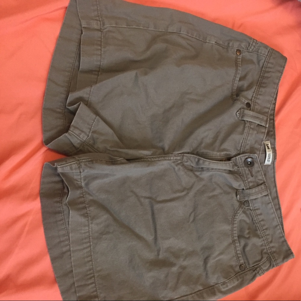 Lee Khaki knee shorts
