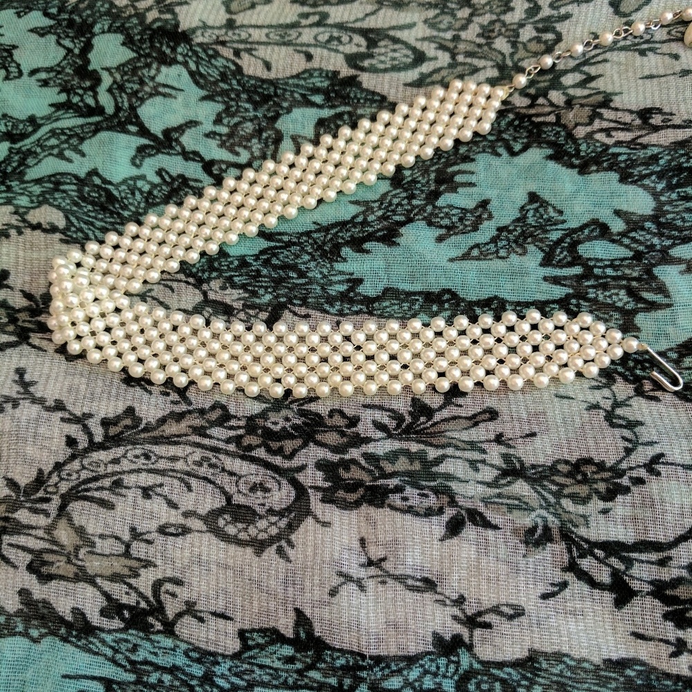 Pearl choker
