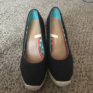 Closed toe black wedges
