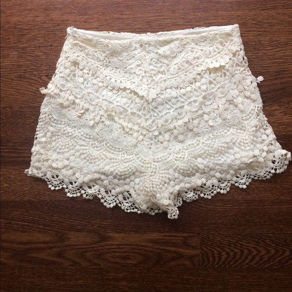 Kimchi Blue ivory crochet shorts NWT size 4 - Picture 1 of 2
