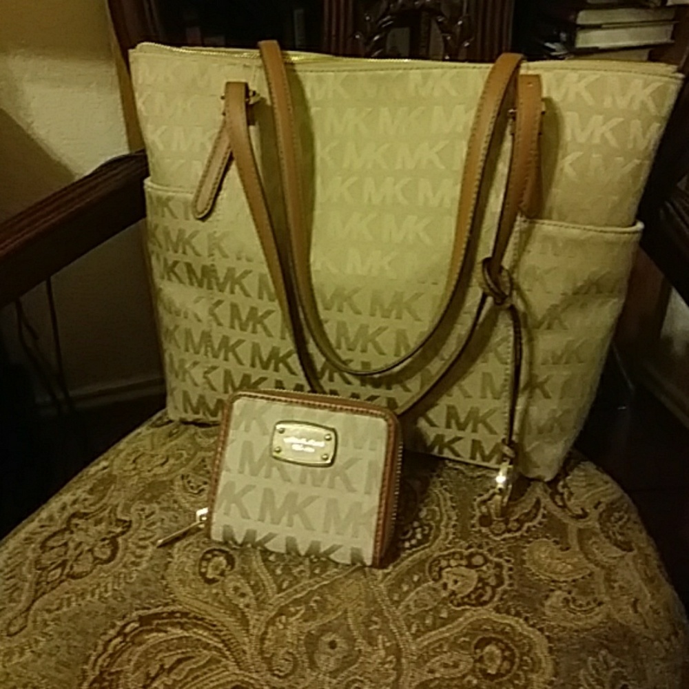 Brand New Michael Kors Jet Set w/Matching Wallet
