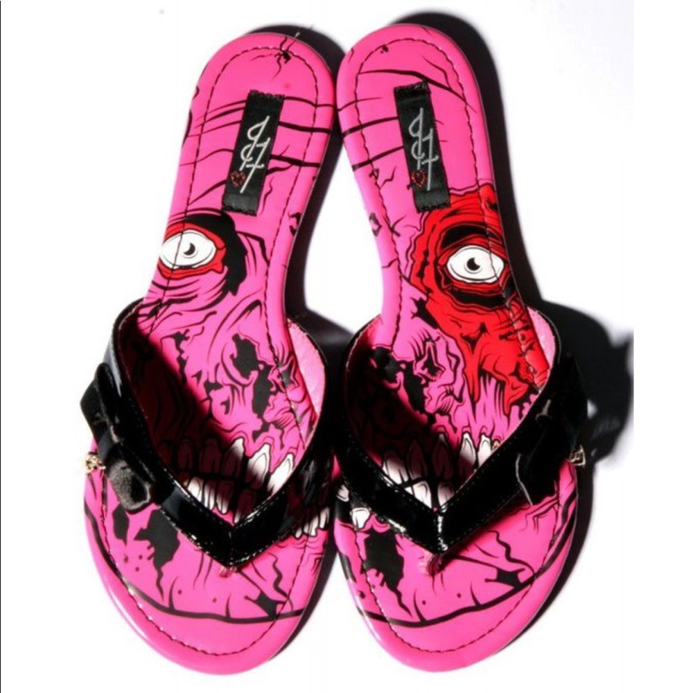ISO, these Iron Fist flip flops, in pink or green!