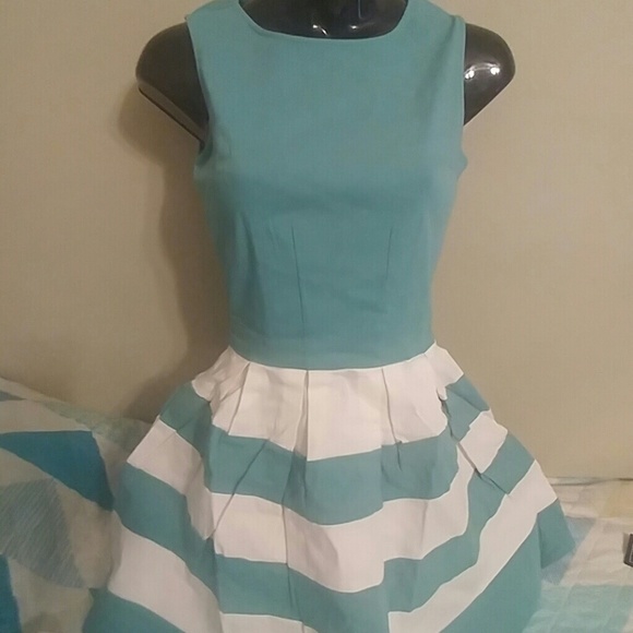 Color block fit n flare dress - Picture 2 of 2