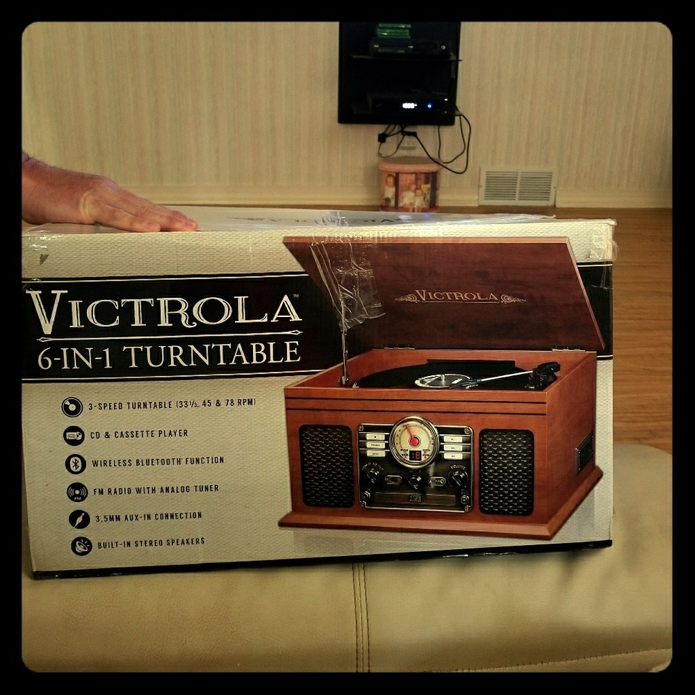 Victrola?6-1 Wooden Turntable with Bluetooth