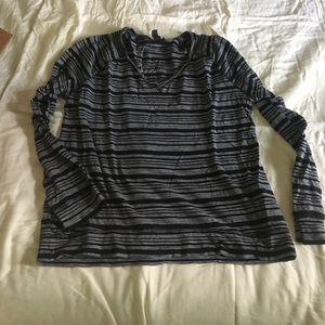 Gap tissue V-neck tee in navy/white